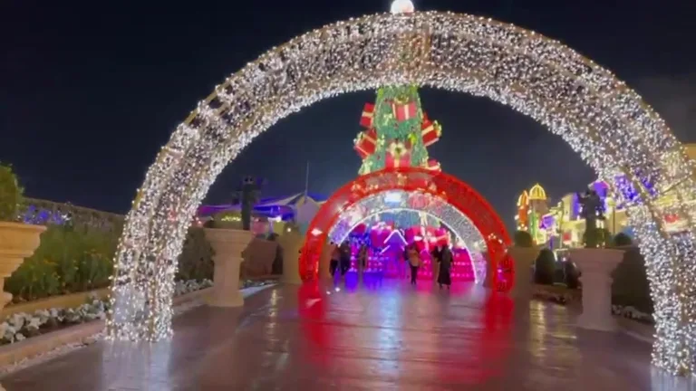 Общий вид на павильоны и прогулочные аллеи комплекса Global Village во время зимнего туристического сезона.