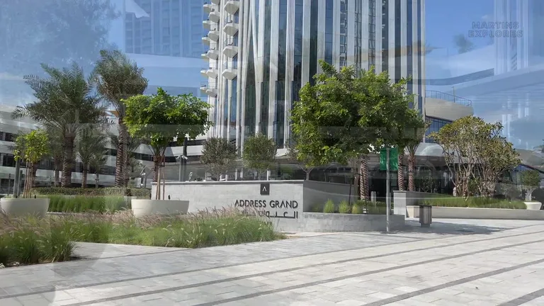 Панорама города в сумерках с освещенными небоскребами и оживленным шоссе в районе отеля Address Grand Creek Harbour.