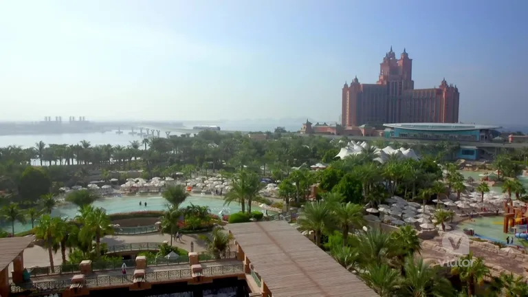 Вид с воздуха на отель Atlantis The Palm и территорию прилегающего аквапарка Aquaventure с бассейнами и горками.