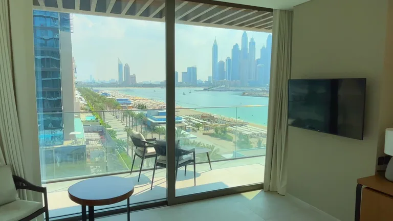 Вид на Авса Ткйпоол — маршрут по знаковым местам Дубая.