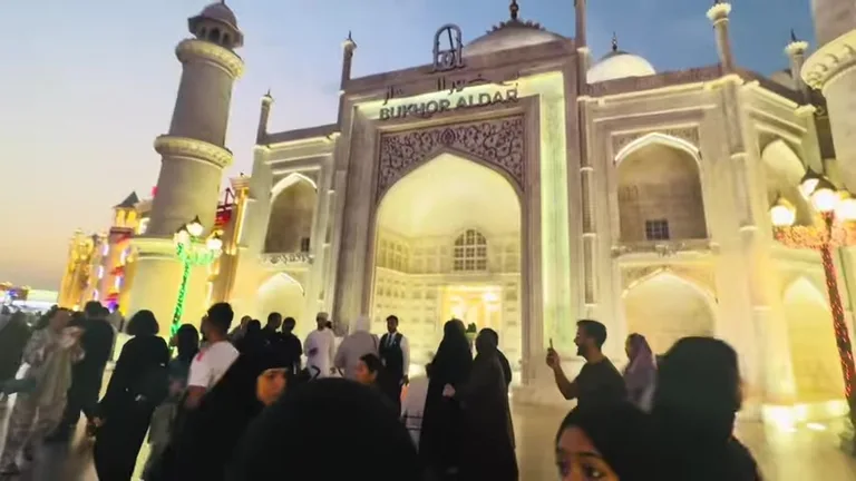 Белые резные арки входа в один из павильонов Global Village, выполненные в традиционном восточном стиле.