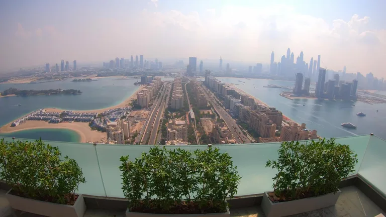 Панорамный вид с балкона Aura Skypool на ветви острова Палм-Джумейра и небоскребы района Дубай Марина.