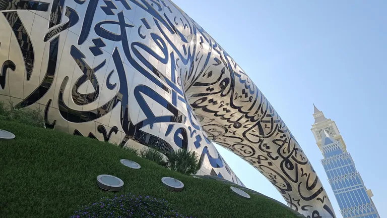 Библиотека жизни: тысячи стеклянных колб с проекциями животных и растений.