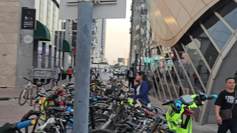 Дубайский водный канал: Мосты, водопады и пешеходные маршруты