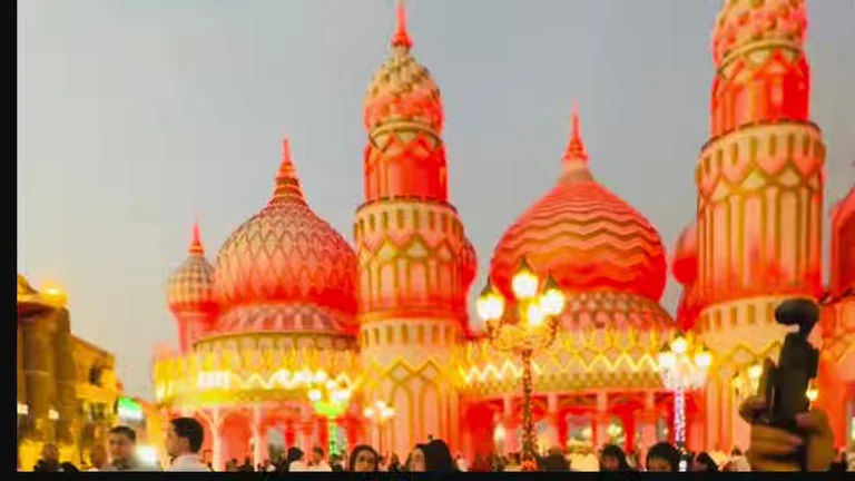 Павильон России в Global Village с ярко освещенными куполами в форме луковиц в вечернее время.