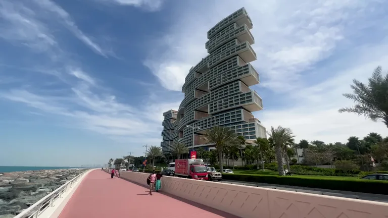 Вид на Тки Двбаи — маршрут по знаковым местам Дубая.