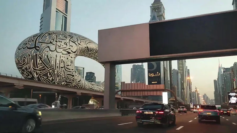 Вид на Тхеикх Зайед Соад — маршрут по знаковым местам Дубая.