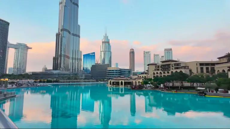 Дубай Марина: фонтан, закат.