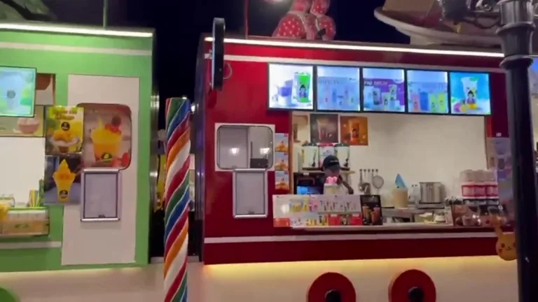 Вид на одну из тематических зон культурно-развлекательного парка Global Village в вечерний период.