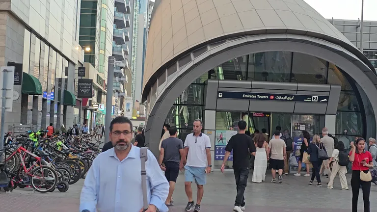 Вид на Тхеикх Зайед Соад — маршрут по знаковым местам Дубая.